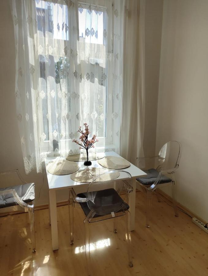 1 Minuta,by Grand Hotel, Sheraton, Molo, Location